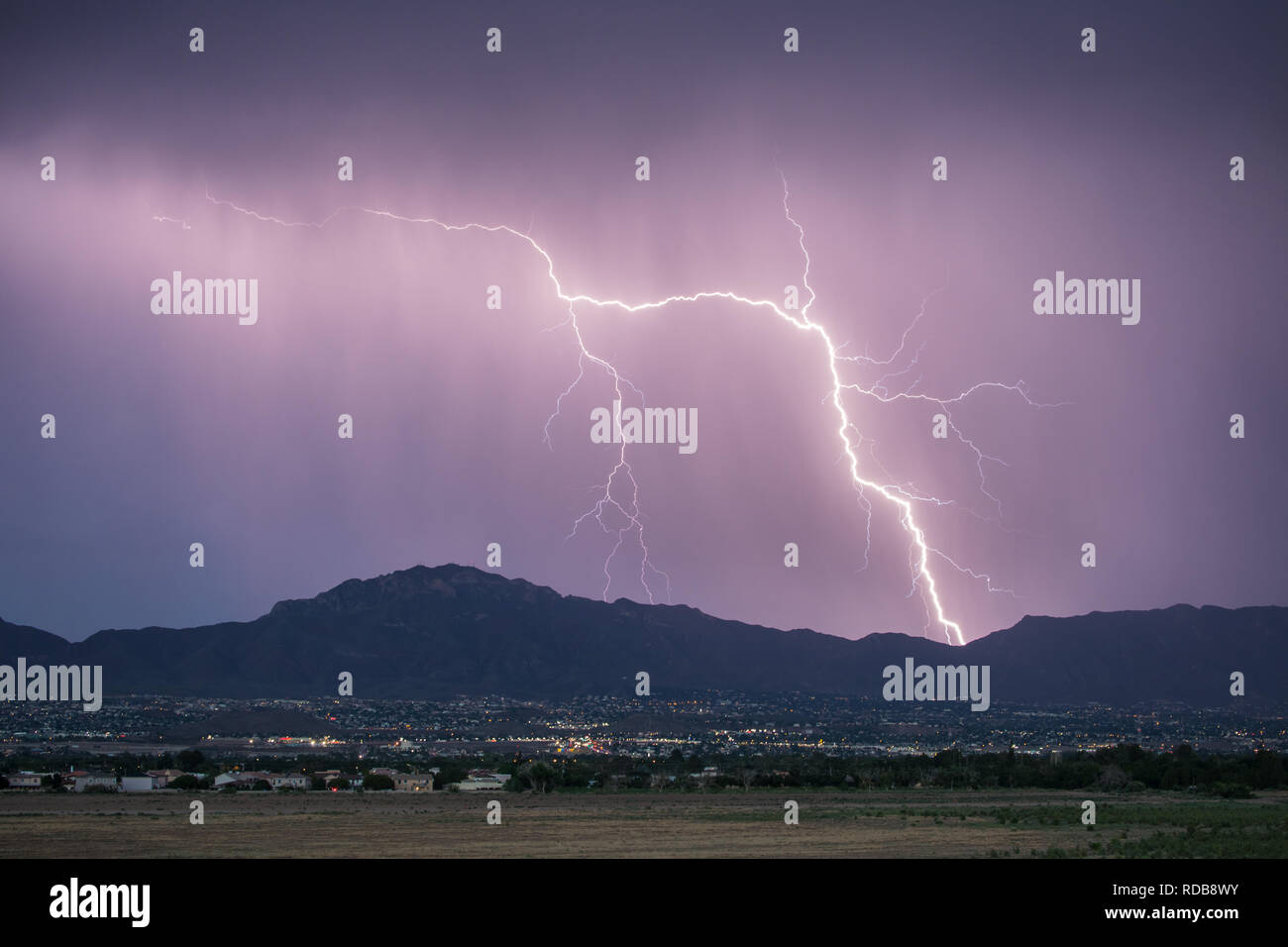 Il fulmine colpisce dietro le montagne di Franklin a El Paso, Texas su una notte estiva durante la stagione dei monsoni Foto Stock