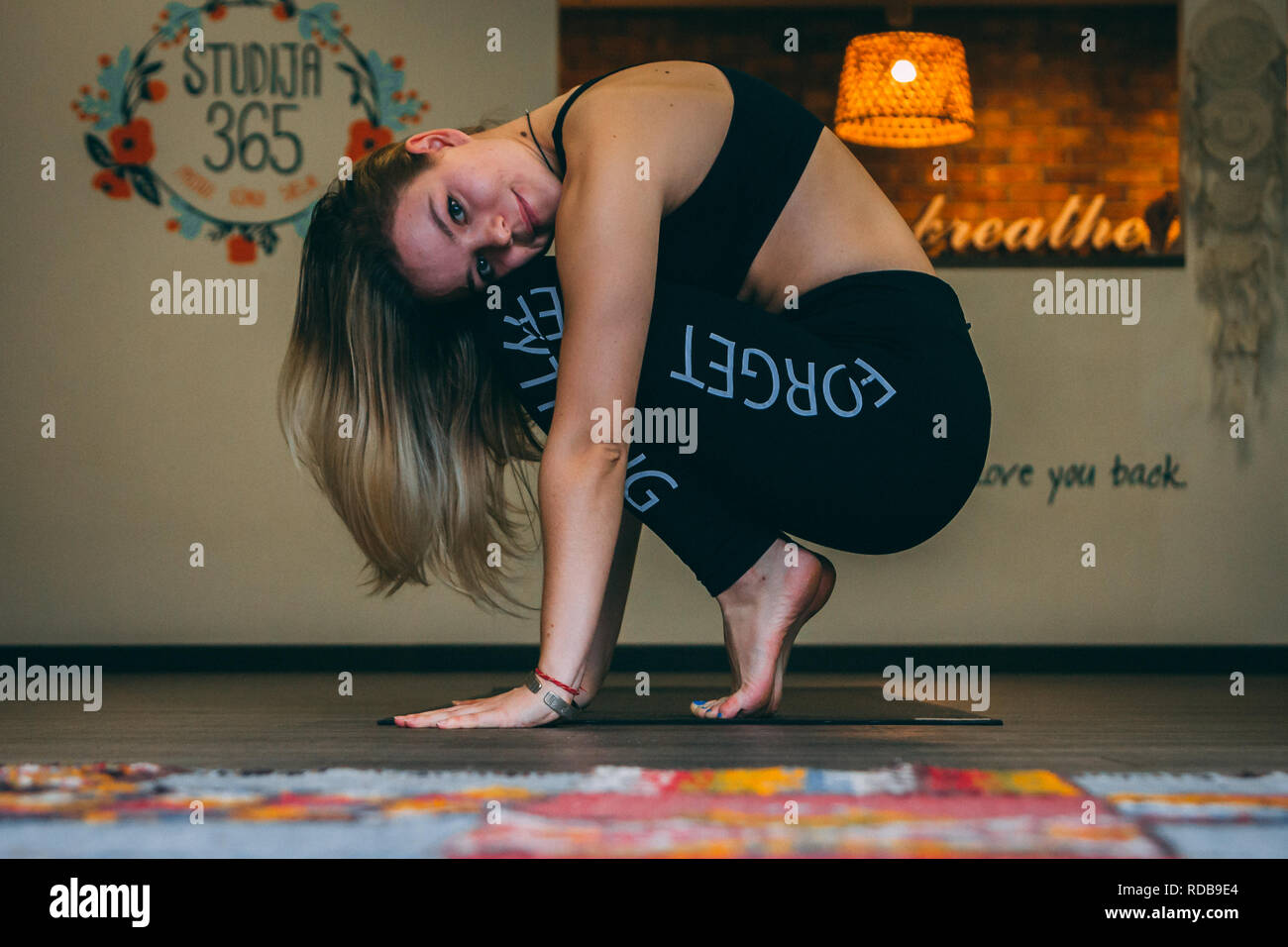 VILNIUS Lituania - Novembre 2017 - Una donna calma il COA di yoga Foto Stock