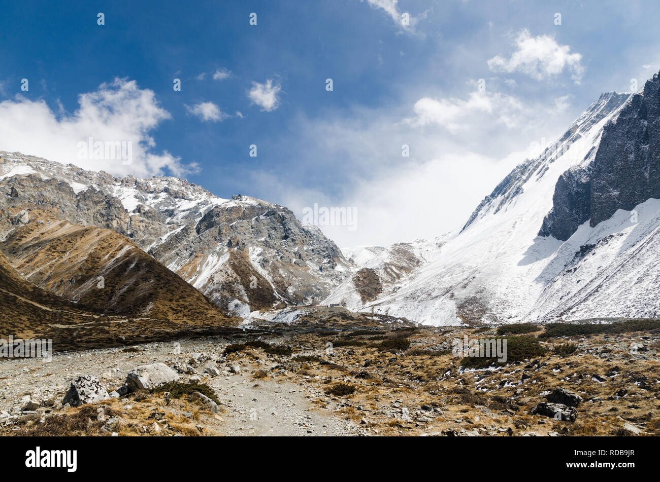 Coperta di neve Thorong La pass, vista dal lato di Muktinath, Circuito di Annapurna, Nepal Foto Stock