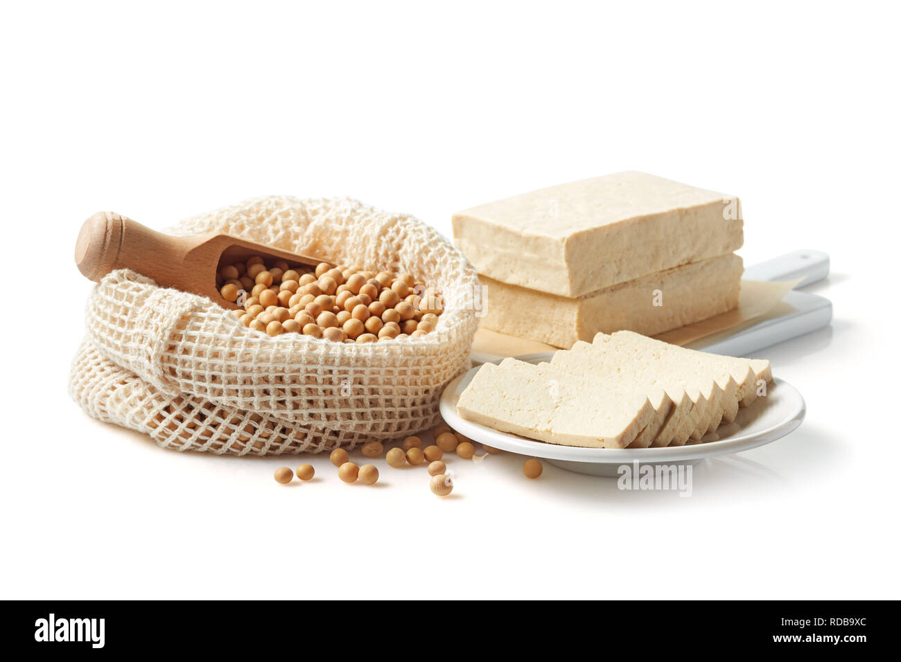 I fagioli di soia e il tofu isolati su sfondo bianco Foto Stock