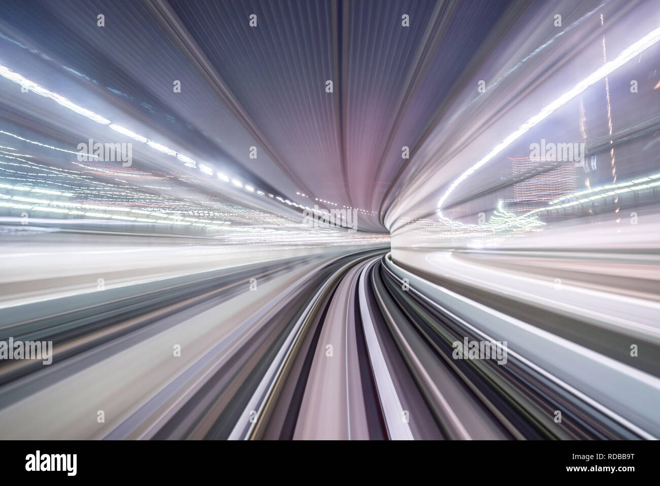 Sfocatura di movimento del treno in movimento all'interno del tunnel con luce diurna a Tokyo in Giappone. Foto Stock