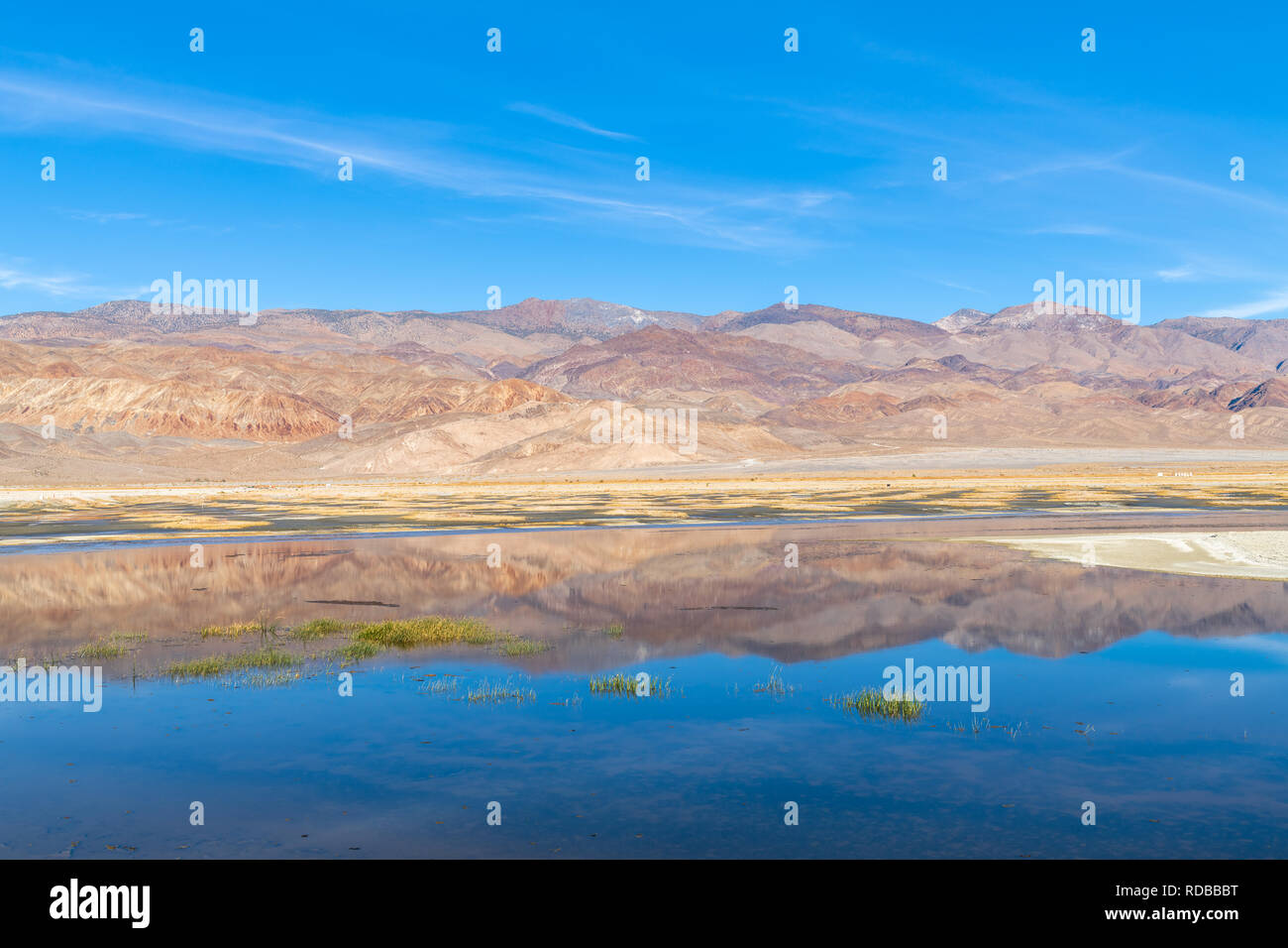 Le montagne si riflette in una sezione reidratato di Owens Lake in California, Stati Uniti d'America Foto Stock