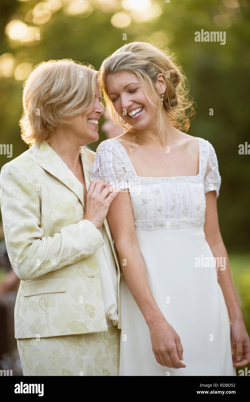 Una sposa con sua madre Foto Stock