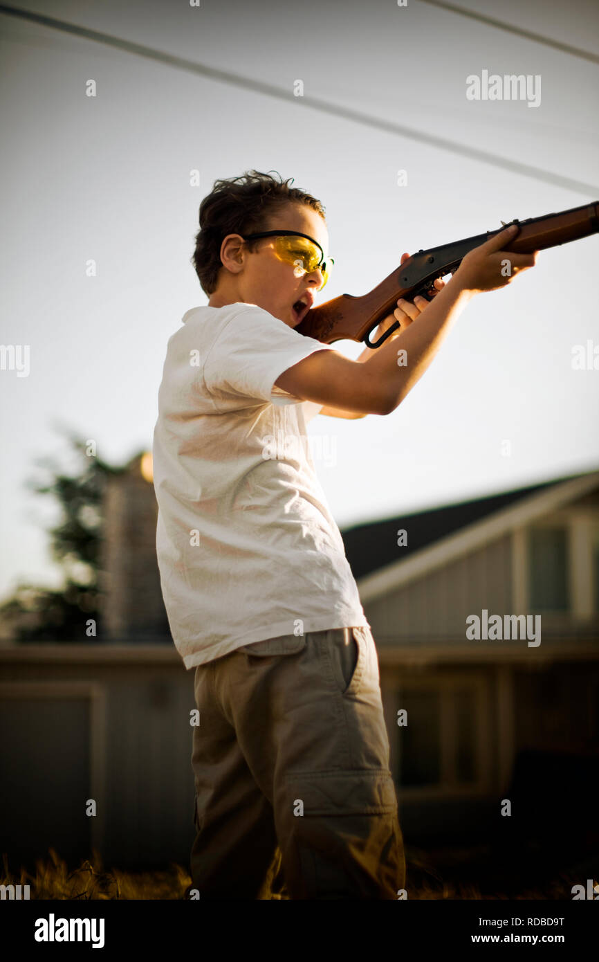 Ragazzo fucile da tiro Foto Stock
