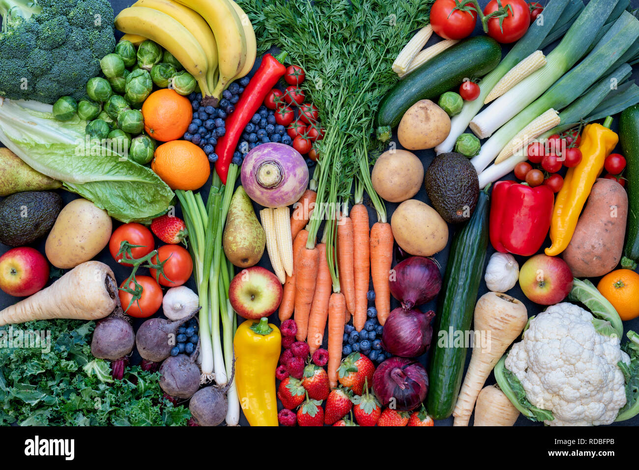 Frutta e verdura sul modello di ardesia Foto Stock
