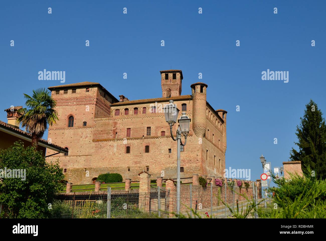 Grinzane Cavour, Piemonte, Italia. Luglio 2018. Il maestoso castello fatto di mattoni rossi. Altamente visibile, è un punto di riferimento per questa piccola città. Ho Foto Stock