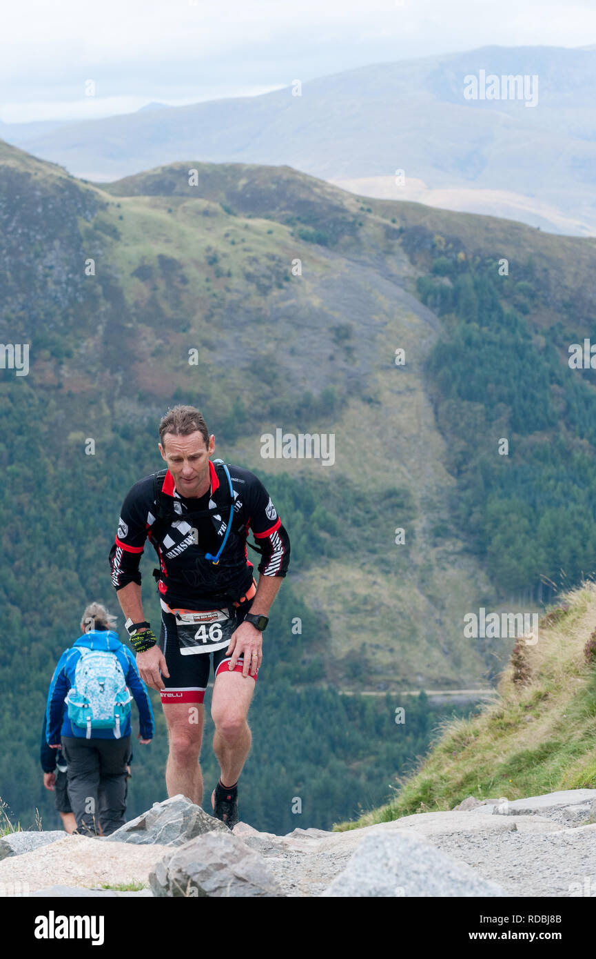 Concorrente maschile a piedi fino Ben Nevis percorso durante il triathlon ,lochaber Highlands scozzesi Scotland Regno Unito Foto Stock