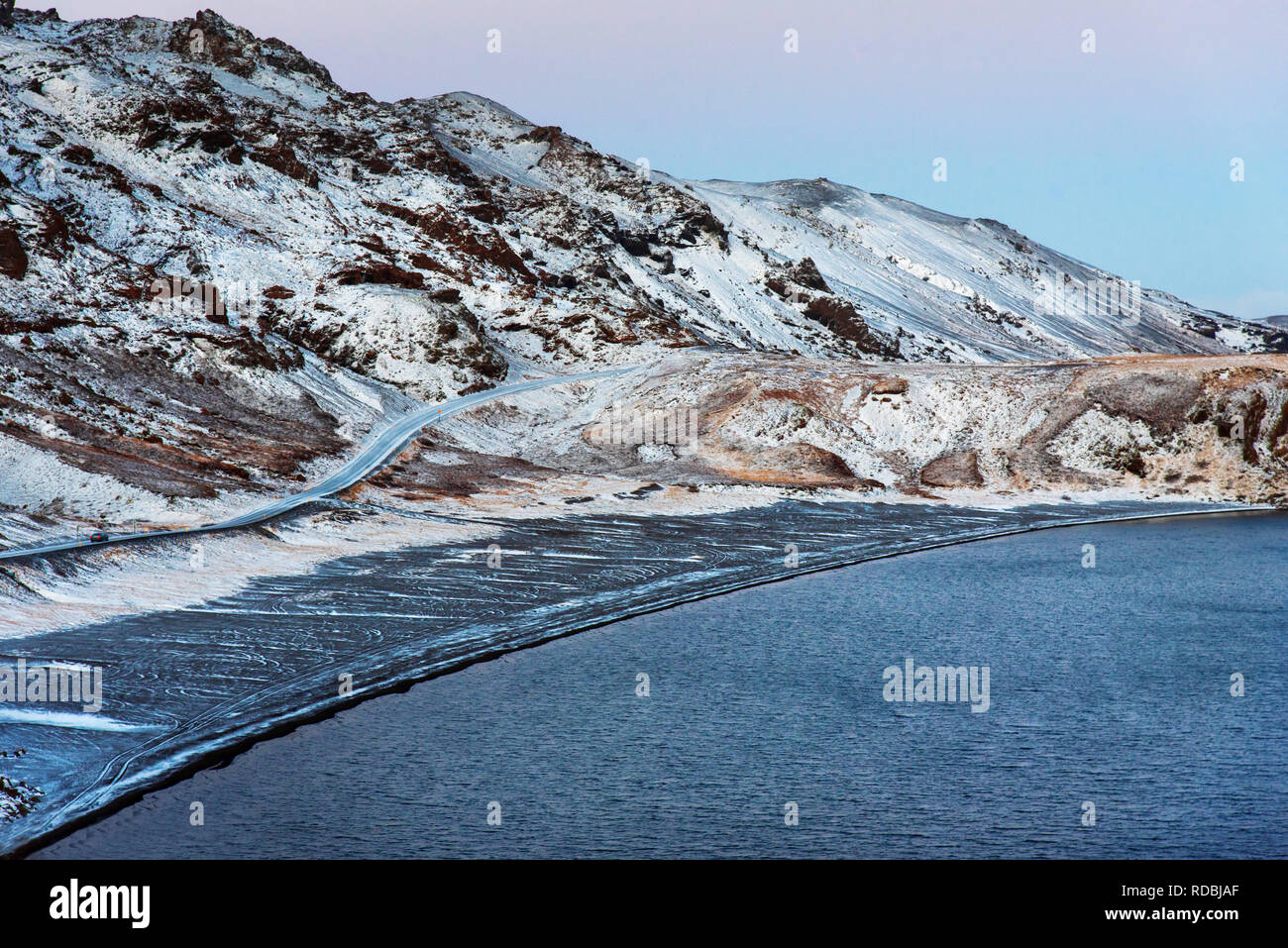 Lago Kleifarvatn in Islanda su una giornata invernale con panoramica strada coperta di neve Foto Stock