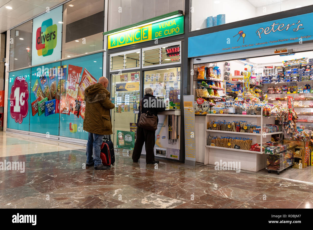 I viaggiatori lotteria di acquisto a un post di una volta alla stazione ferroviaria Barcelona Sants, gamble, gioco d'azzardo, giocatore, Spagna Foto Stock