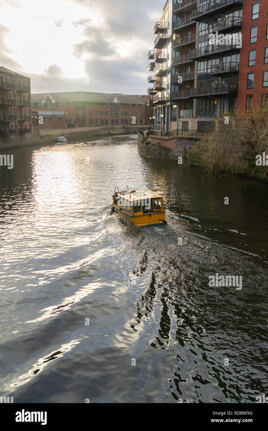 Piccolo motoscafo che viaggia lungo il canale di Leeds e Liverpool, Leeds, West Yorkshire, Inghilterra, Regno Unito. Foto Stock