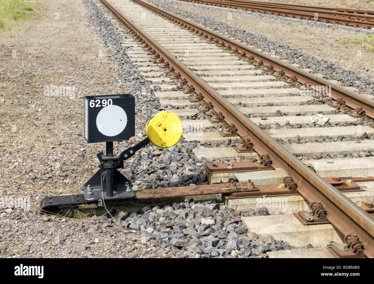Segnale in corrispondenza di una linea ferroviaria o ferrovia via Foto Stock