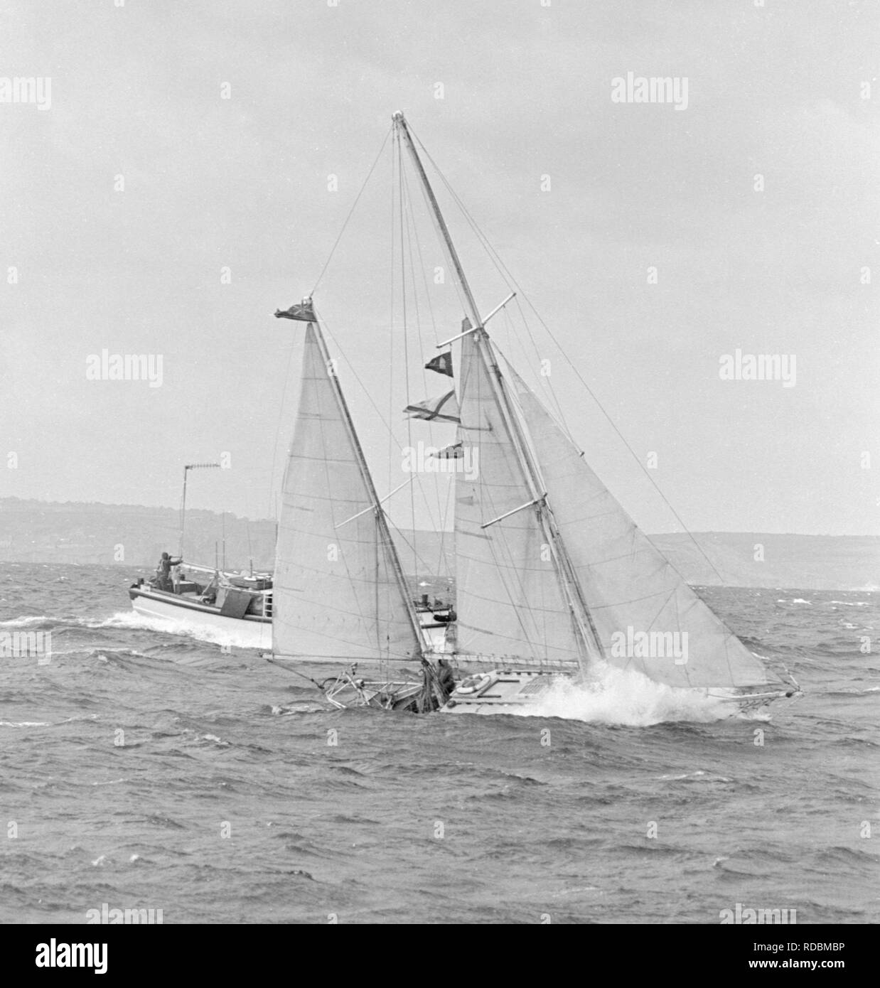 Lone non-stop in tutto il mondo yachtsman, Robin Knox-Johnston nel suo 32ft ketch Suhaili, raffigurato nel mare mosso off Falmouth. Foto Stock