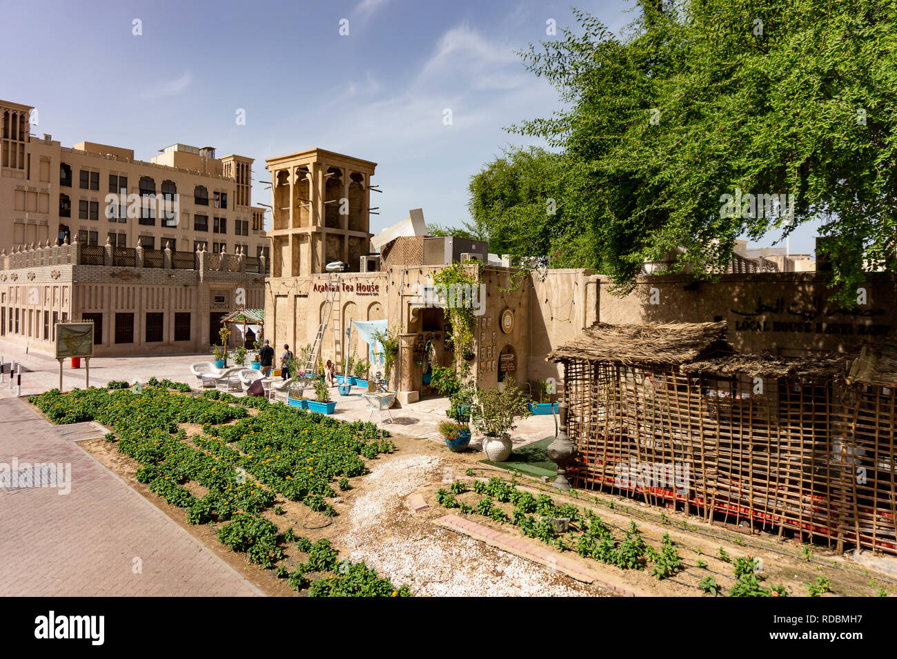 Tradizionale casa del tè nella vecchia Dubai in una architettura araba edificio ore diurne Foto Stock