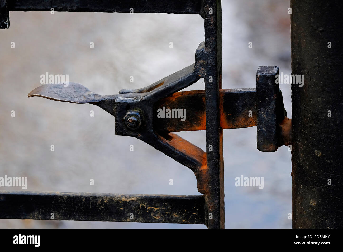 Il vecchio metallo cancello arrugginito a leva del meccanismo di chiusura Foto Stock