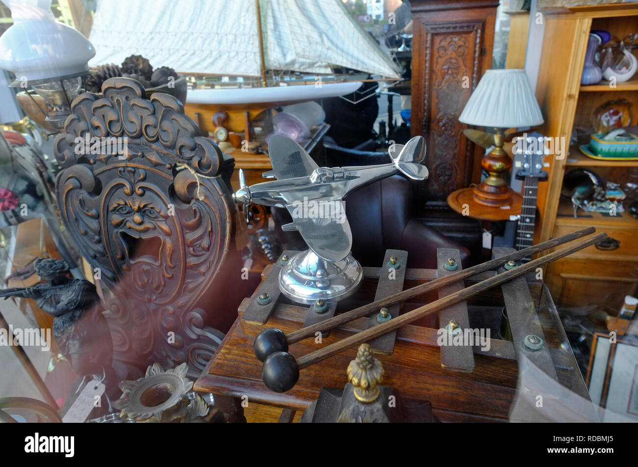 Modello in metallo di spitfire piano in negozio di antiquariato la finestra di visualizzazione Foto Stock