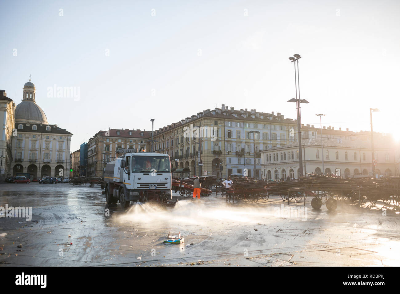 Torino, Italia - 28 settembre 2018: i lavoratori di pulizia sito marketplace a Porta Palazzo a Torino, Italia. Foto Stock