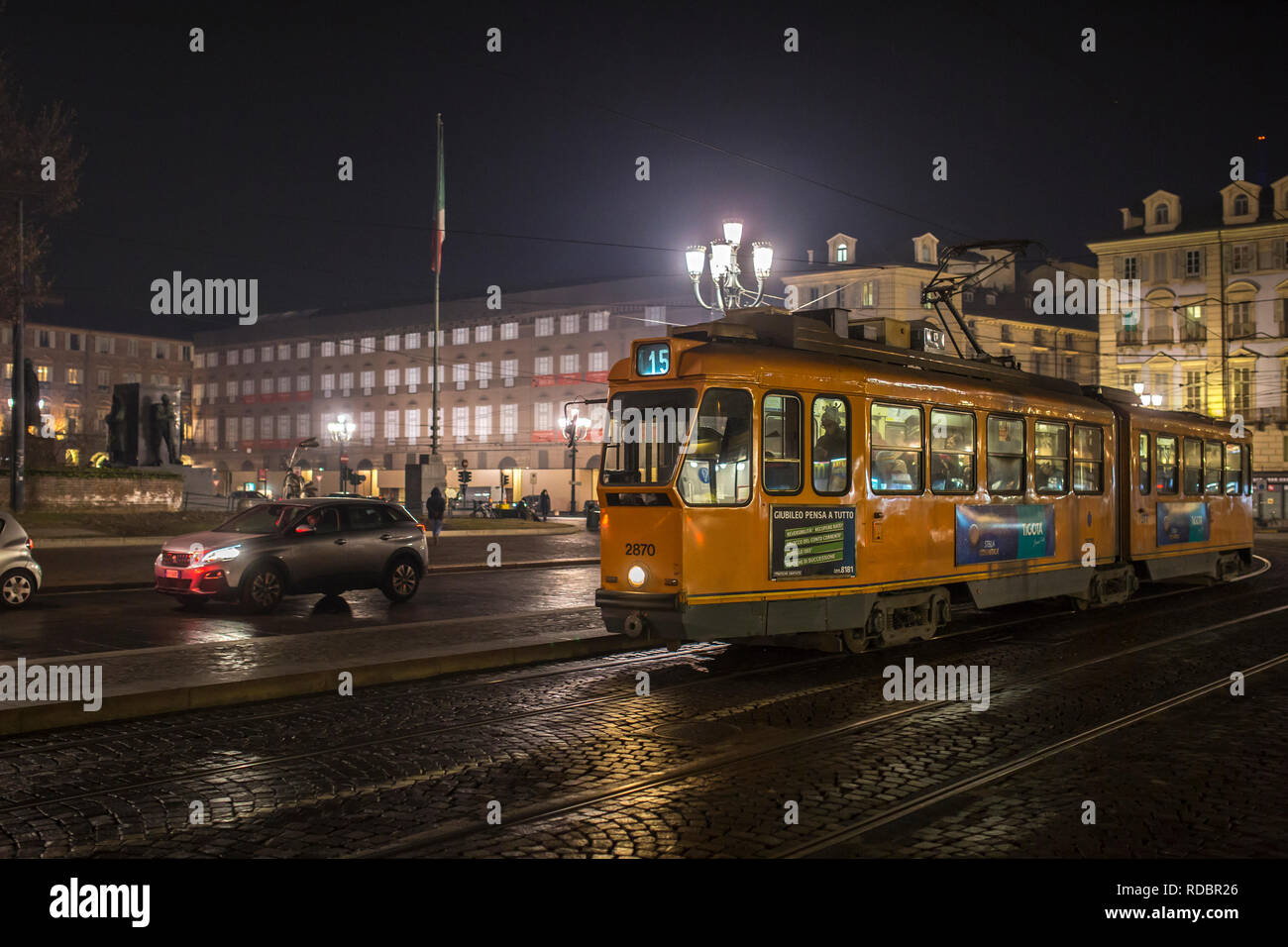 Torino, Italia - 14 gennaio 2019: Tram sulla strada di Torino, Italia. Foto Stock