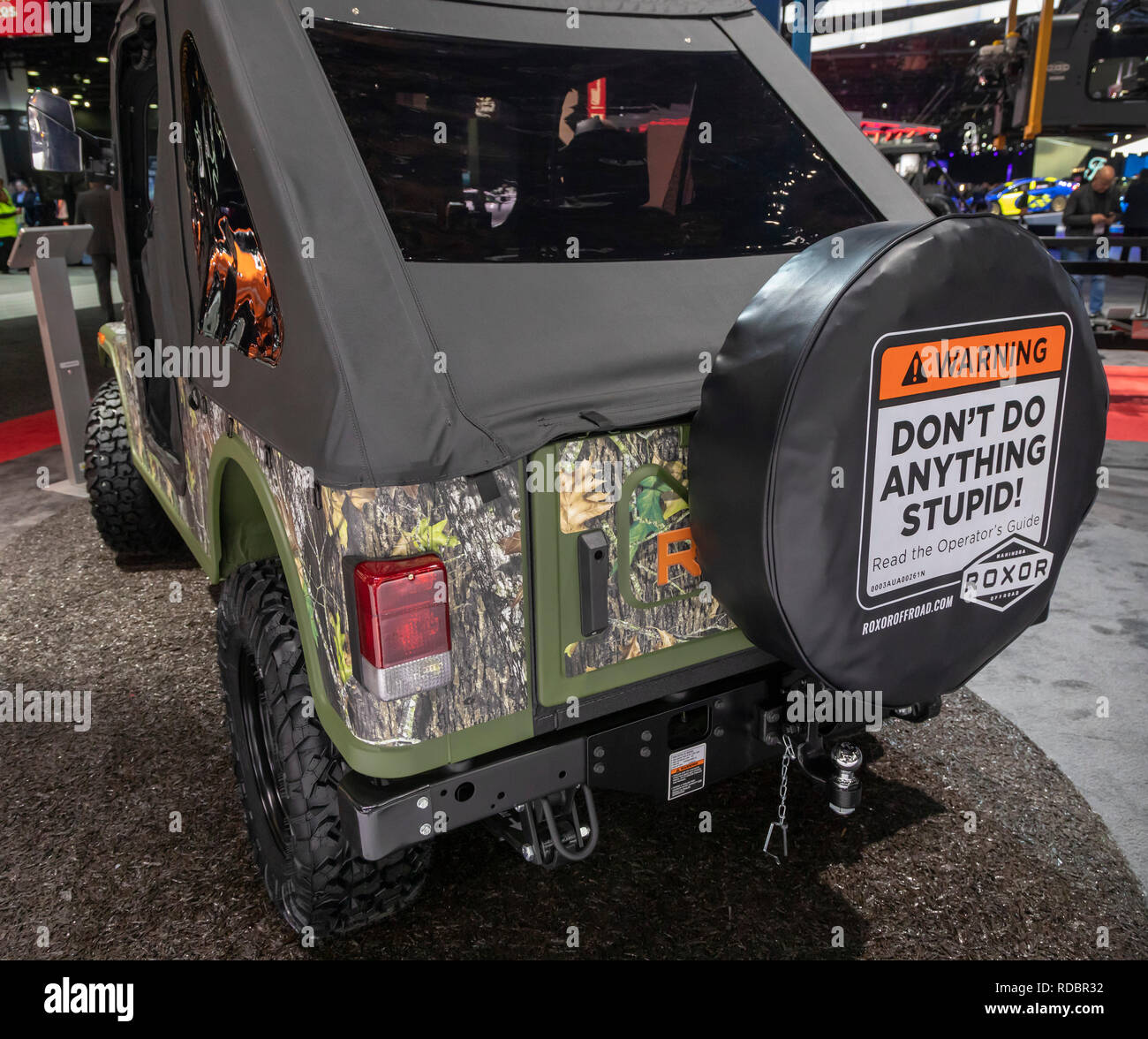 Detroit, Michigan - La Mahindra Roxor 4x4 off-road utility vehicle sul display al North American International Auto Show. Il pneumatico di scorta auto di copertura Foto Stock