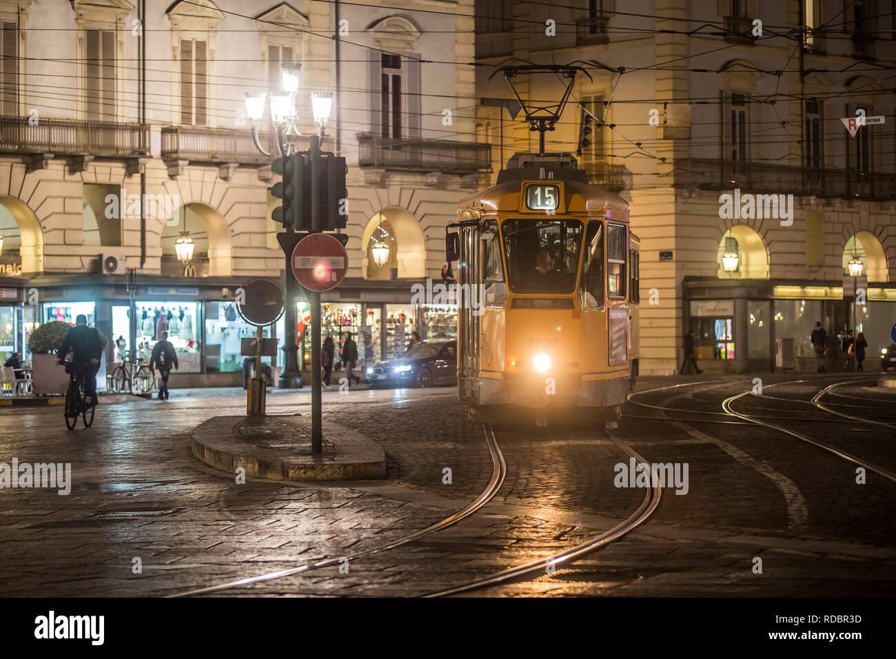 Torino, Italia - 14 gennaio 2019: Tram sulla strada di Torino, Italia. Foto Stock