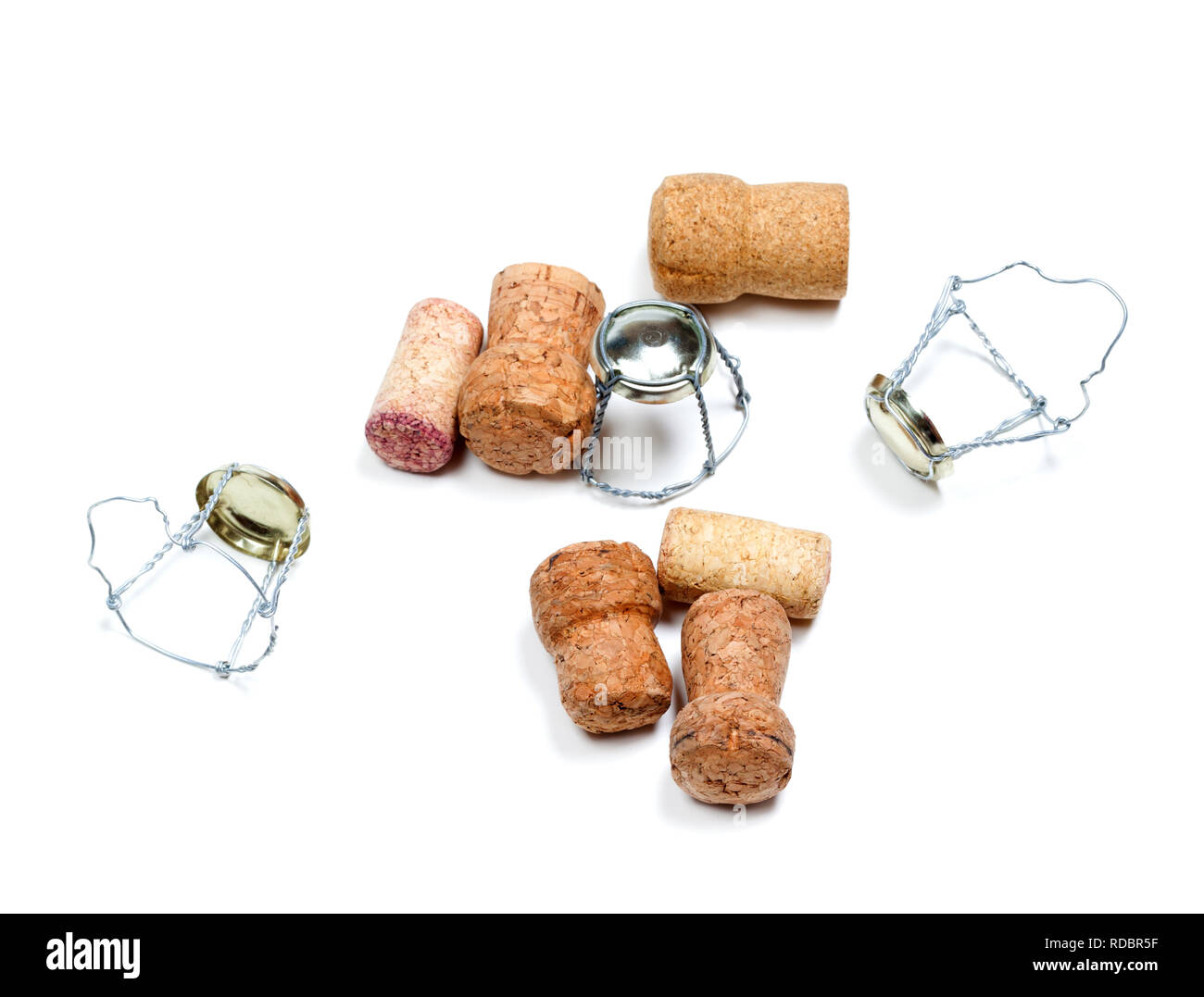Tappi di champagne e vini muselets dopo celebrare. Isolato su sfondo bianco. Foto Stock