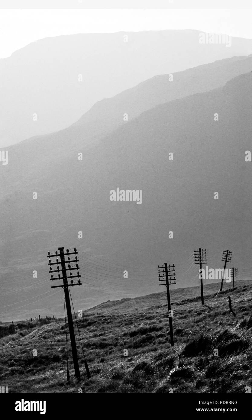 Isola di Mull, Ebridi Interne,Western Scotland, Regno Unito. 2000 elettricità e linee telefoniche si dipanano attraverso il landscapeon la strada a Fionnphort. Foto Stock