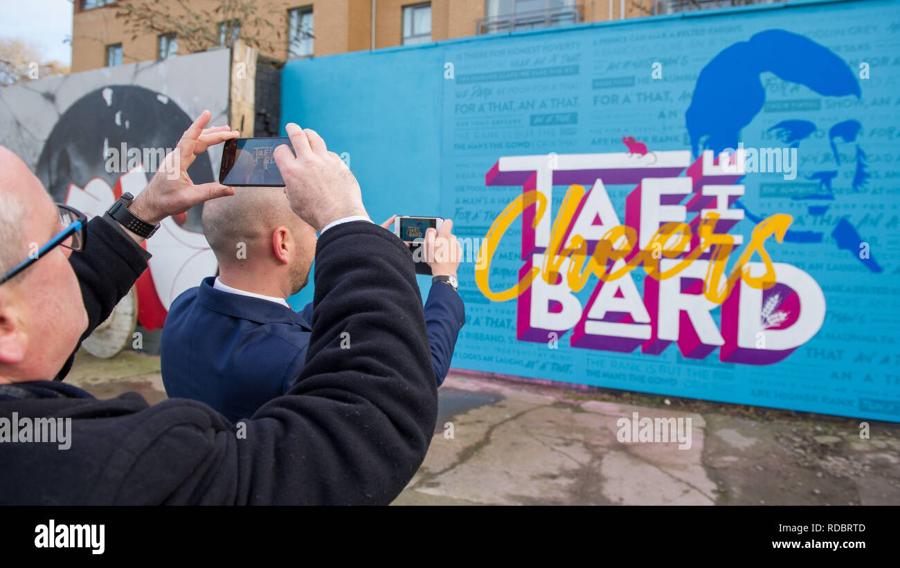 Glasgow, Regno Unito - 14 gennaio 2019. Il Ministro per l'Europa, migrazione e sviluppo internazionale Ben Macpherson svela un nuovo murale celebrando la vita Foto Stock