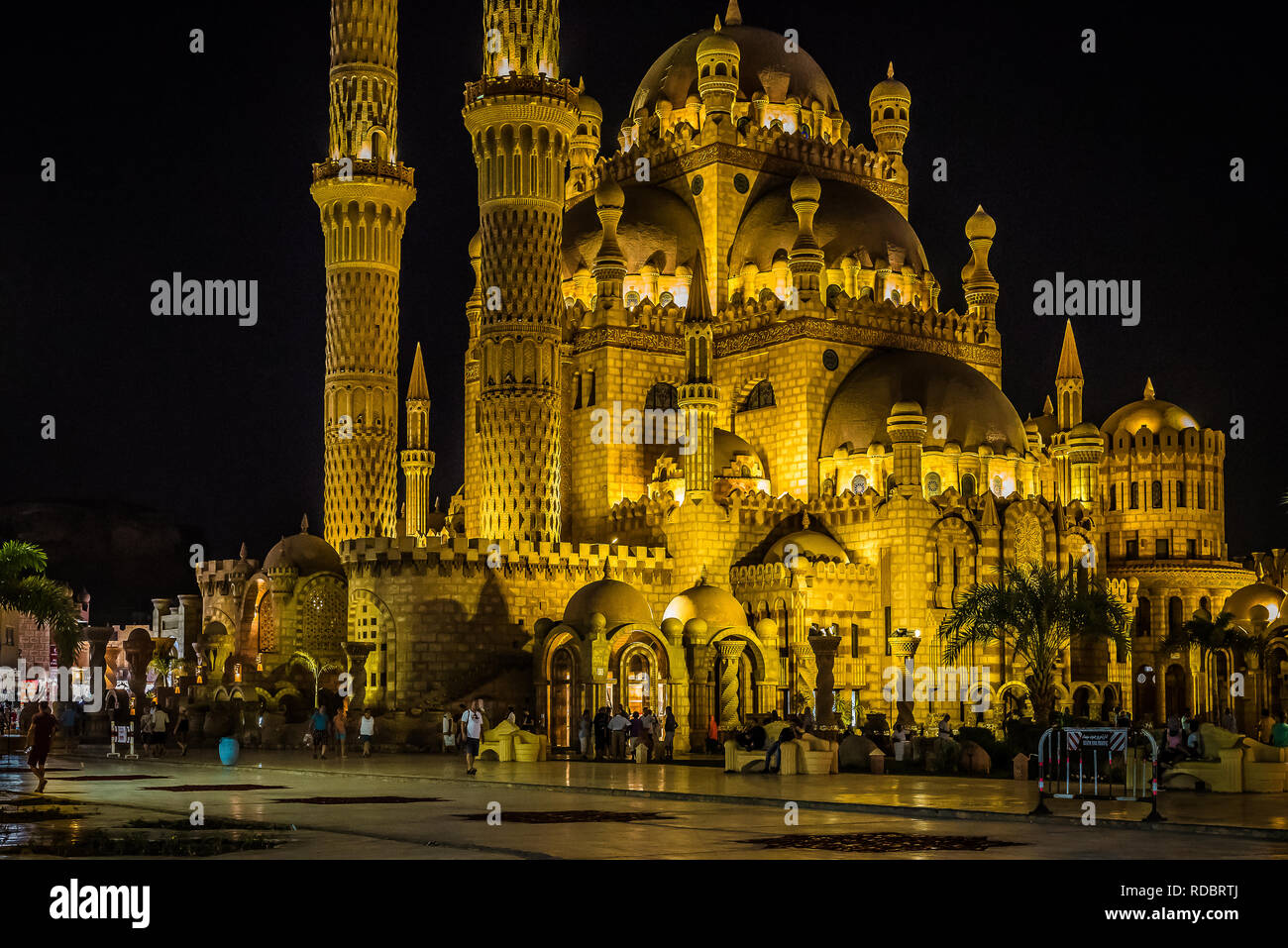 La gente a piedi di fronte al Sahaba Mosque di notte a Sharm El Sheikh, Egitto, 30 ottobre 2018 Foto Stock