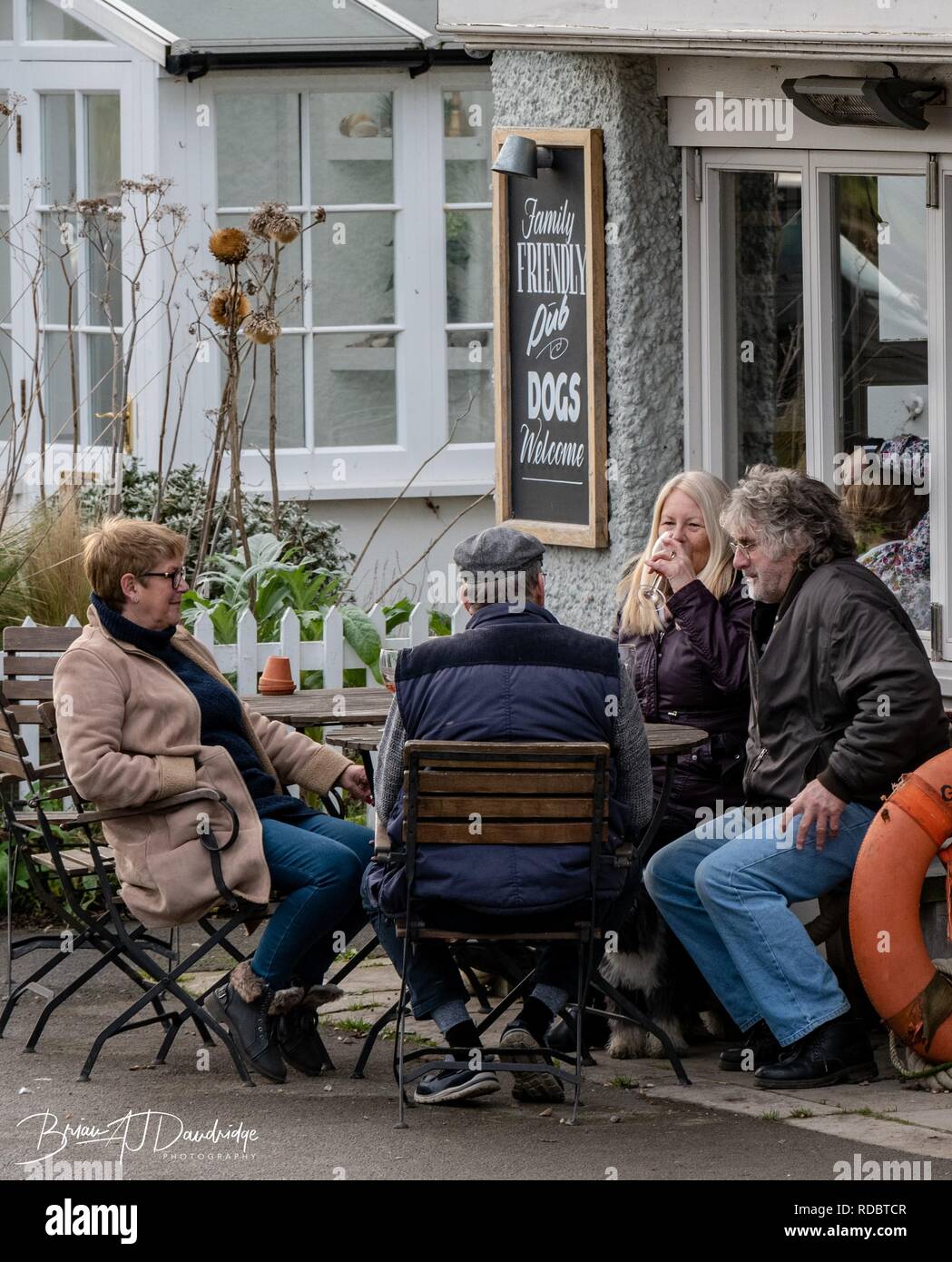 Pomeriggio walkers avente un drink in una sala da tè a Rye Harbour, Sussex Foto Stock