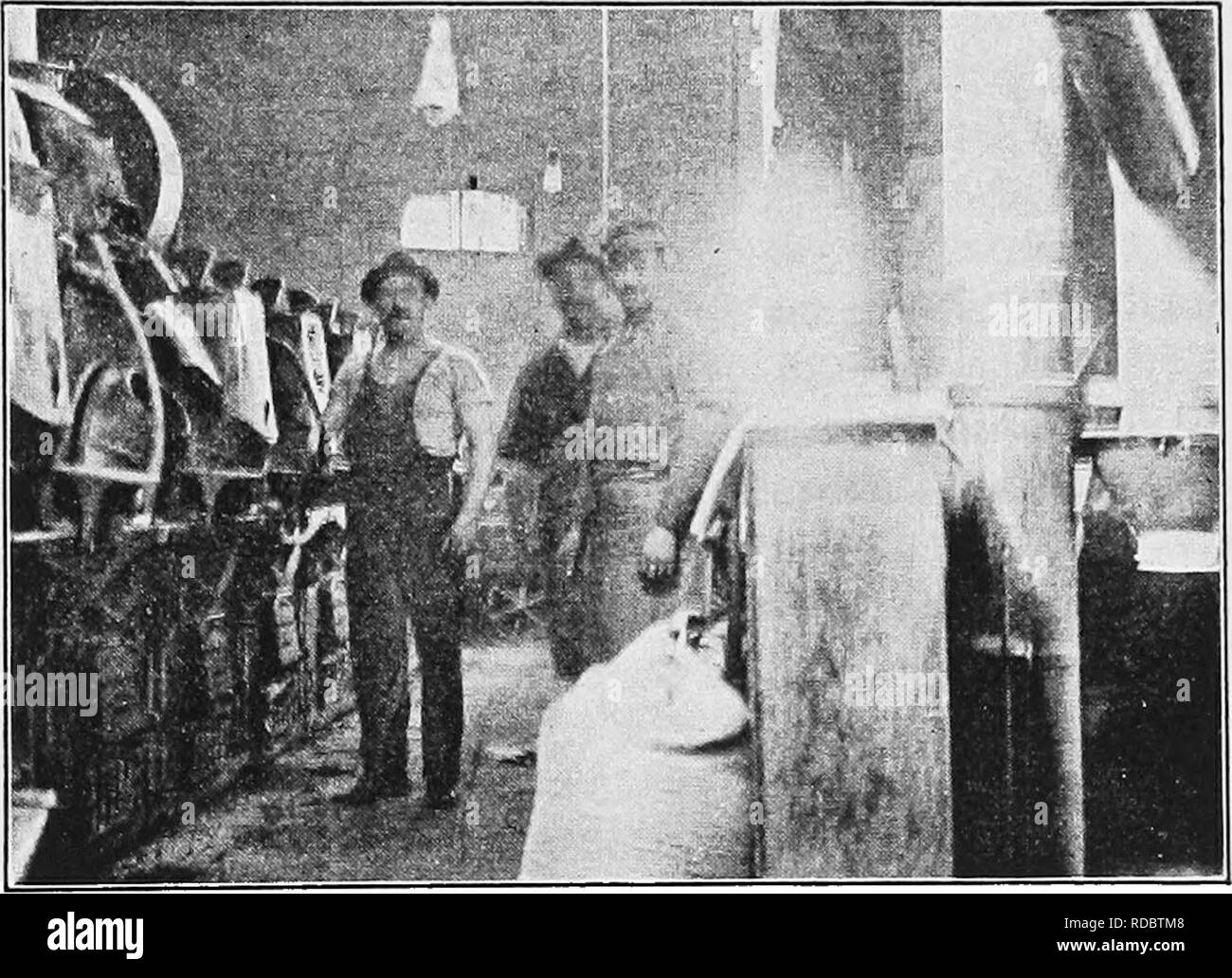 . Frutta moderno marketing : un trattato completo che copre la raccolta, il confezionamento, la conservazione, il trasporto e la vendita di frutta . Commercio di frutta. Speciale FRUTTO DELLE ORGANIZZAZIONI 235 feeted ed essiccato mediante il cottimisti prima di essere offerti al pubblico. Carni Wabiut sono mano-spazzolato e successivamente disinfettata prima di re-packing. Cocoanuts vengono macinati e triturato, spezie ri-puliti, estratti raffinate nei cottimisti' magazzini speciali. Le nostre persone sono diventati così. Fig. 123.-torrefazione di caffè in una NEW YORK di lavoro in conto trasformazione casa abituati a vedere merci straniere imballate in buona American pacchetti che hanno cessato di meraviglia per la Foto Stock