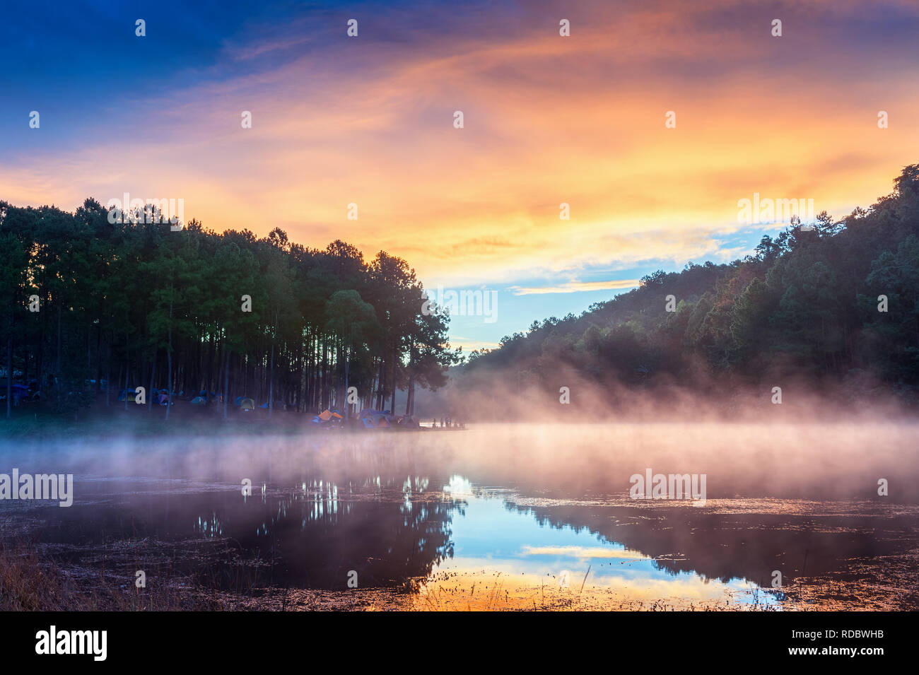 Bella mattina a Pang Ung lago, Pang Ung Mae Hong Son provincia in Thailandia. Foto Stock