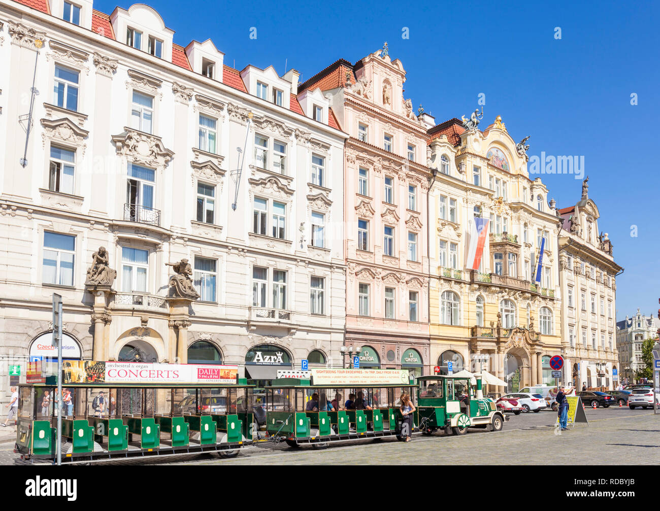 Novità di Praga treno turistico si muove su un treno turistico o treno Noddy nella vecchia piazza Staroměstské náměstí Praga Repubblica Ceca Europa Foto Stock