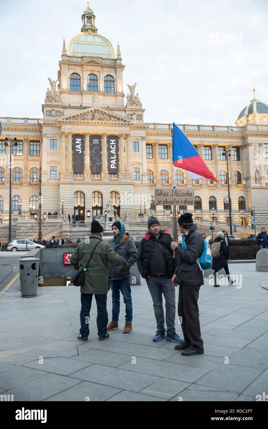 Bandiere nere che commemorano il tardo studente Jan Palach con il suo nome e la sua silhouette sono appese sulla costruzione del Museo Nazionale a Praga, Repubblica Ceca, Wedn Foto Stock