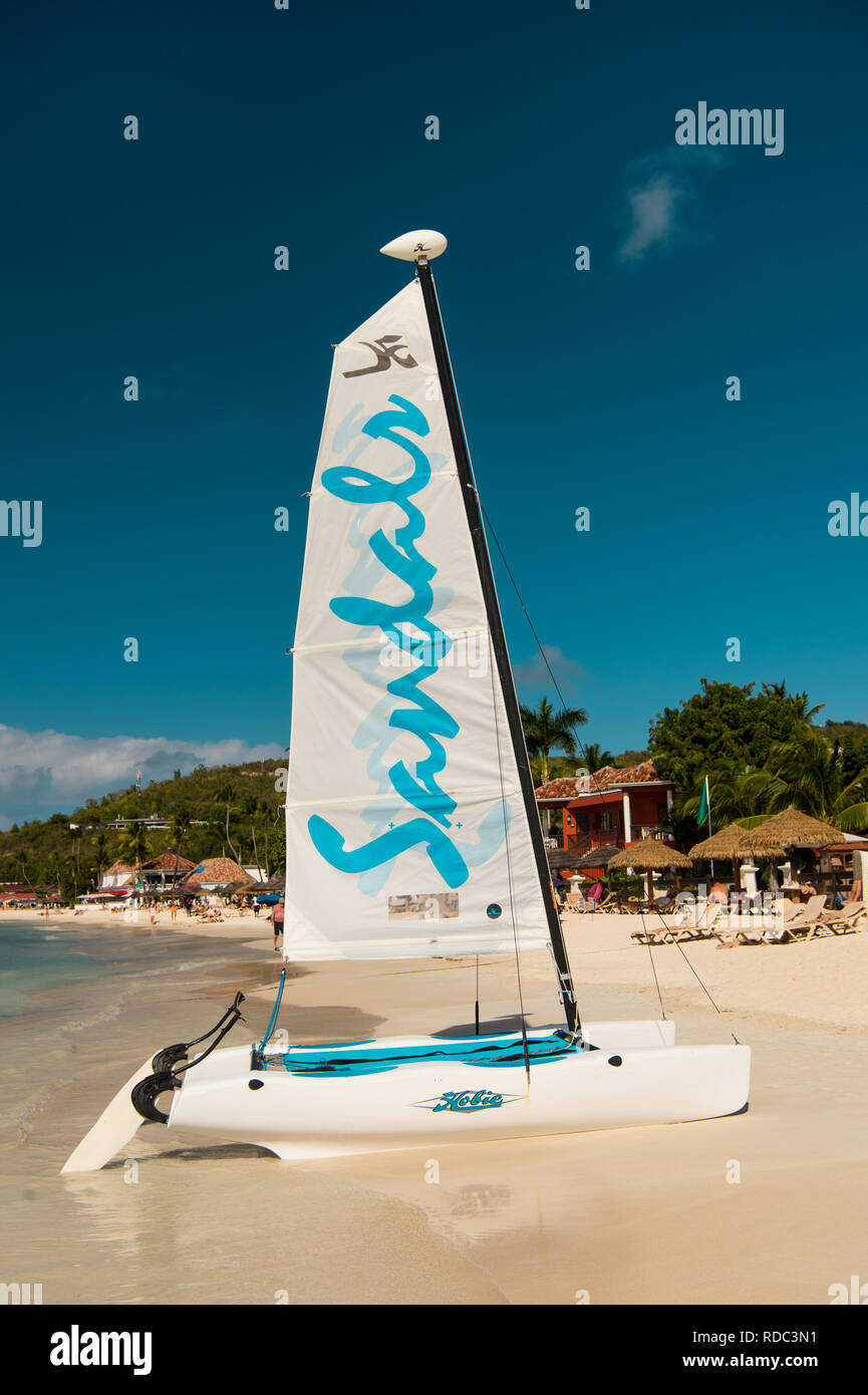 St.Johns, Antigua - Marzo 05, 2017: yacht su acqua e sabbia sulla costa del mare sulla spiaggia soleggiata. sandali yacht per i turisti in estate spiaggia nella darsena di st Johns, antigua. viaggi e vacanze Foto Stock