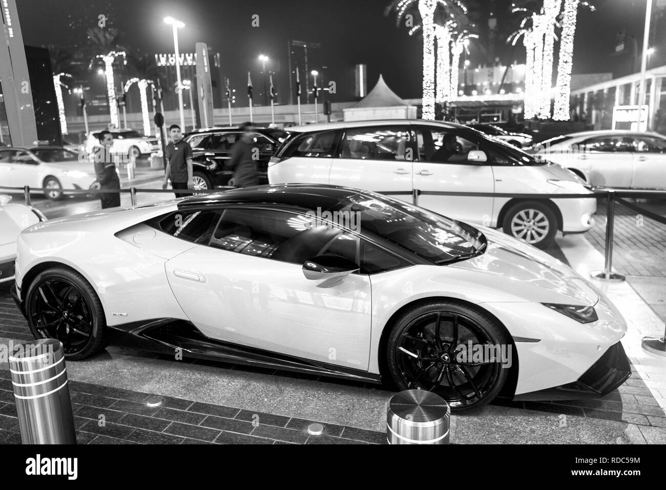DUBAI, Emirati Arabi Uniti - 23 dicembre 2017: il lusso Supercar Lamborghini huricane greeen color parcheggiato di fianco al centro commerciale di Dubai. Lamborghini è famosa costose automobili auto di marca Foto Stock