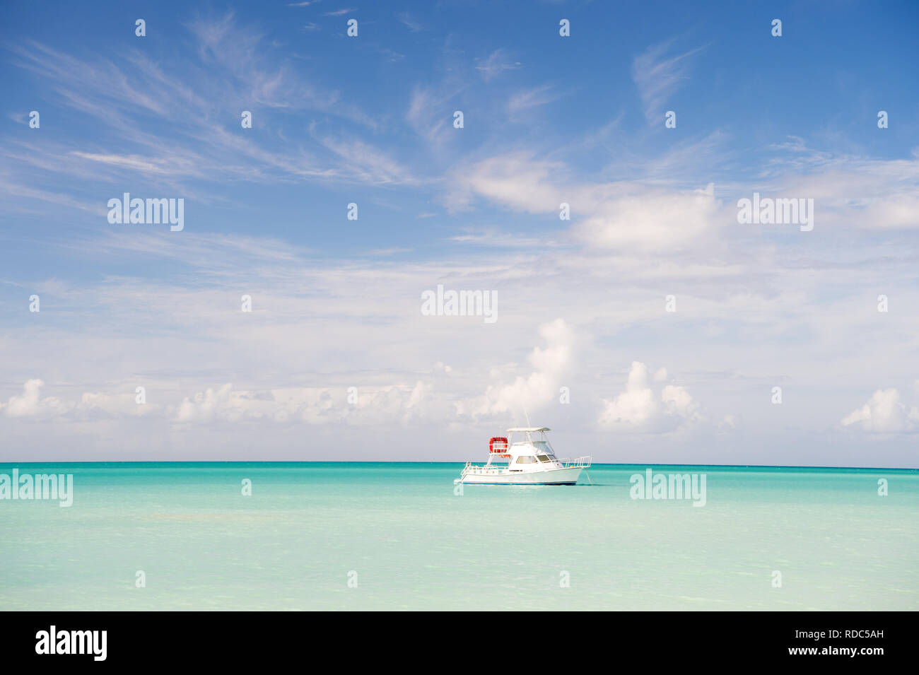 Yacht in mare di St Johns, Antigua. Yacht Sugli idilliaci paesaggi marini. Vacanze estive sull isola tropicale. Viaggio in mare su yacht. Avventura è là fuori. La scoperta. Yacht travel dall' oceano. Foto Stock