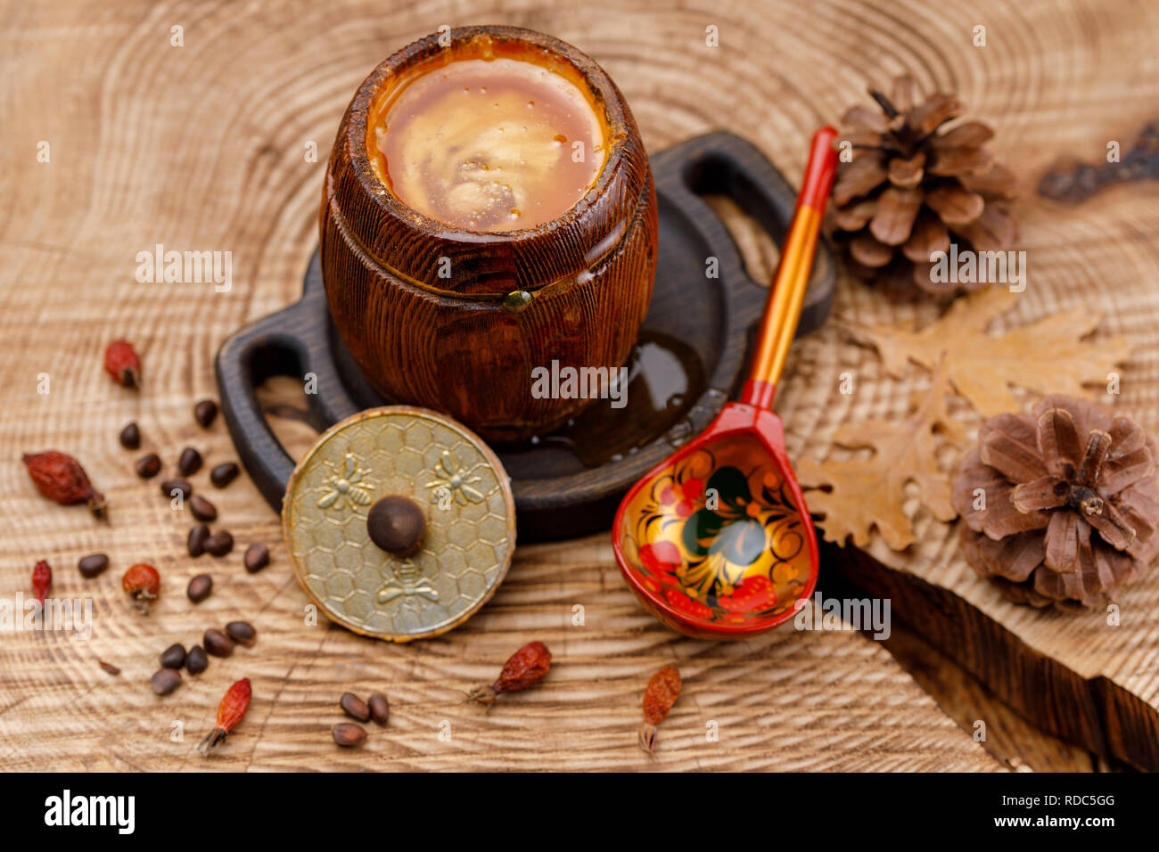 Canna con miele e legno verniciato russo cucchiaio. Il rustico Foto stock -  Alamy