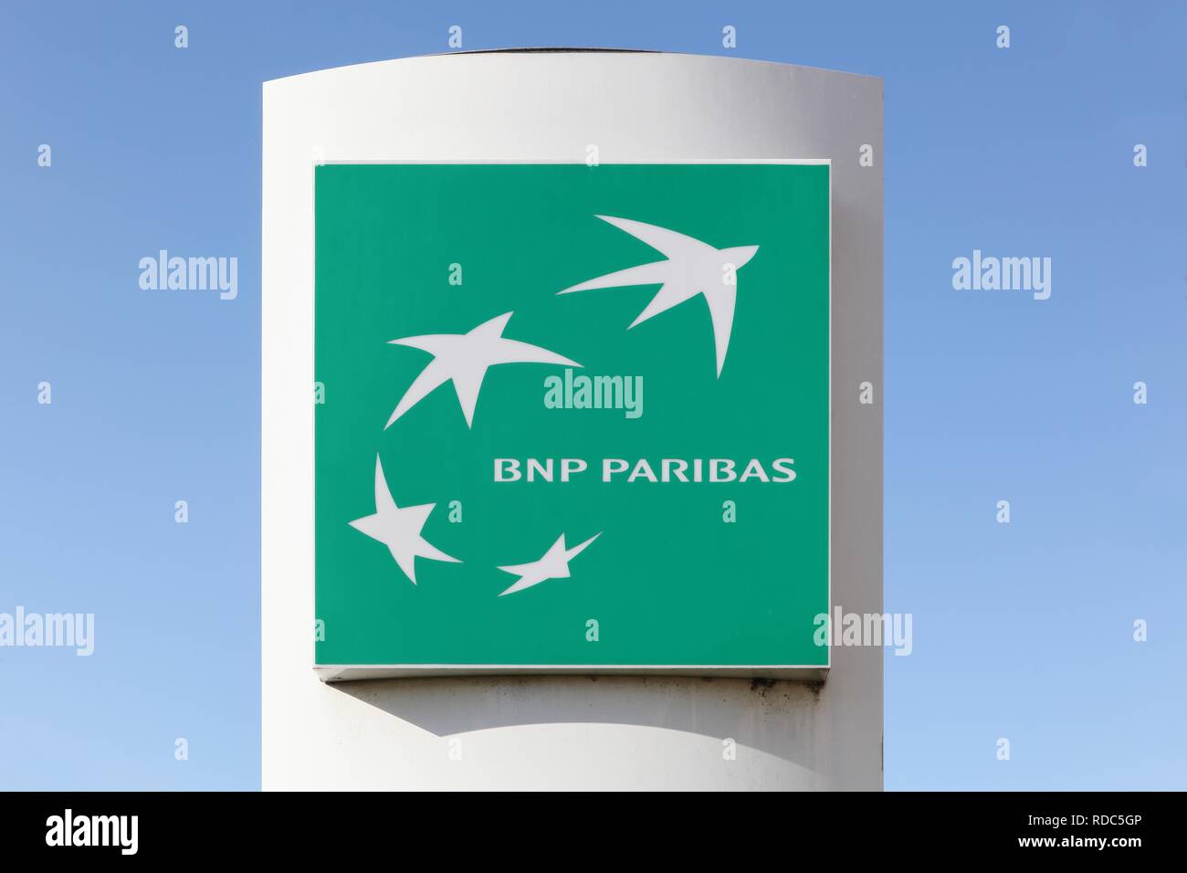 Villefranche, Francia - 27 Marzo 2016: BNP Paribas è una multinazionale francese banca e società di servizi finanziari Foto Stock