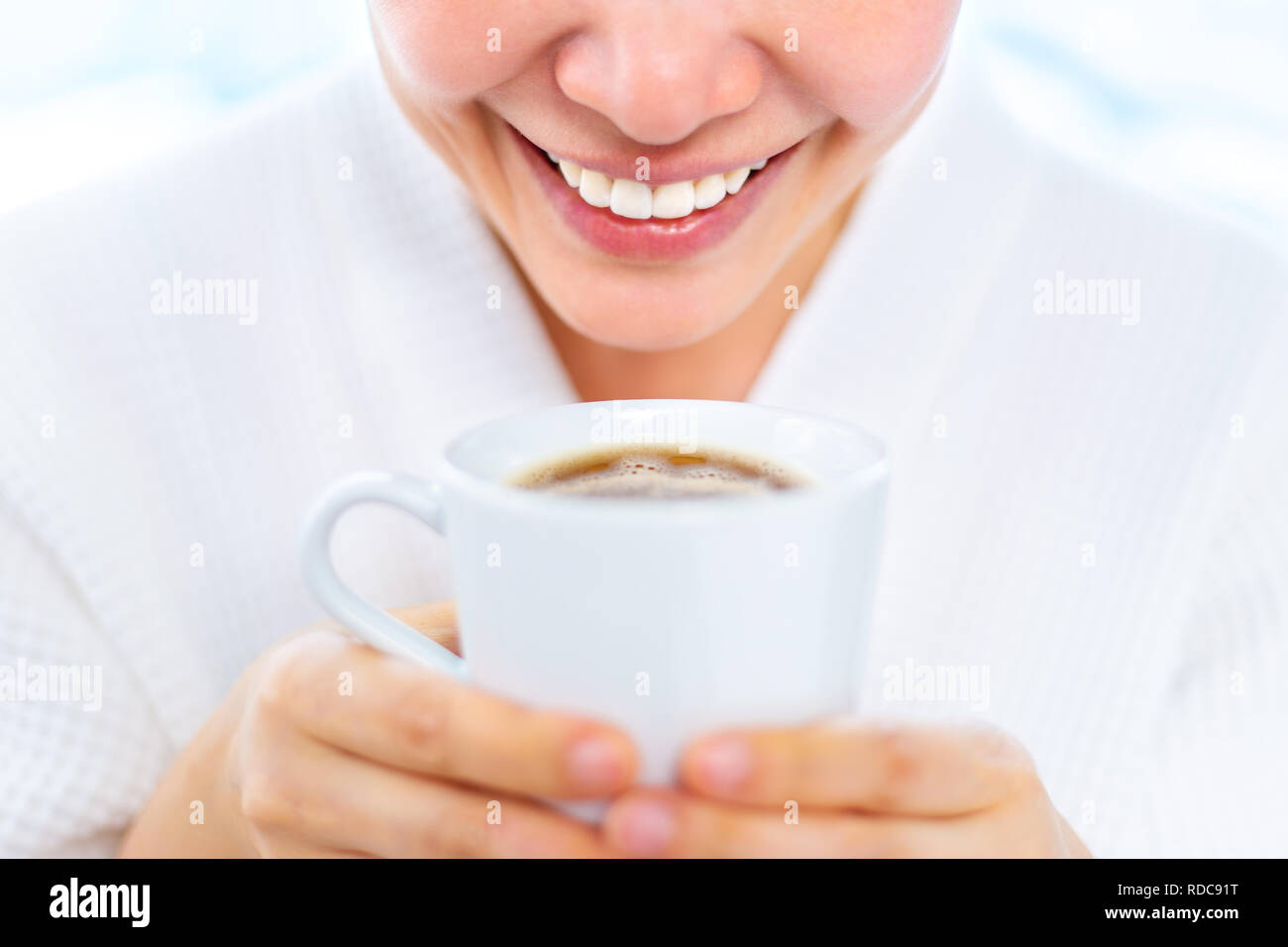 Sorridenti giovane donna asiatica tenendo una tazza di caffè caldo a bere del buon caffè o il concetto di stile di vita Foto Stock