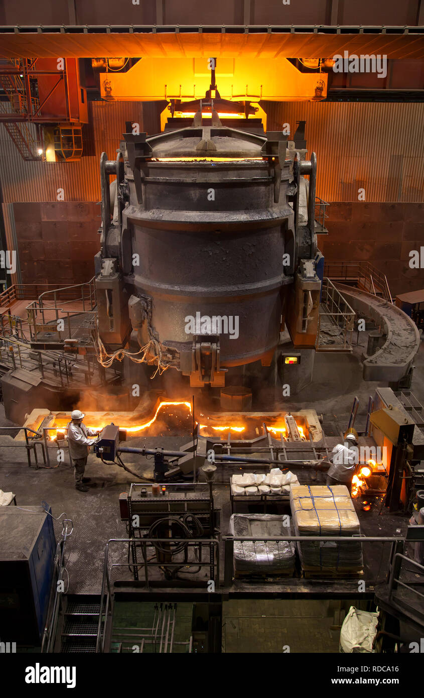 Duisburg, Renania settentrionale-Vestfalia, Germania - ThyssenKrupp Steel mill. siviera torretta del mulino. di colata di acciaio grezzo viene colato e laminato in una linea in t Foto Stock