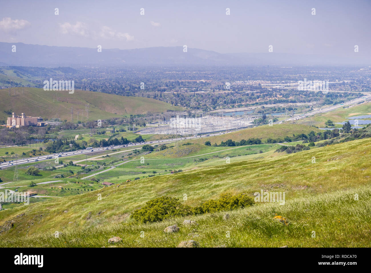 Vista della Bayshore Freeway e la PG&E Metcalf sottostazione elettrica, a sud di San Jose di San Francisco Bay Area, California Foto Stock