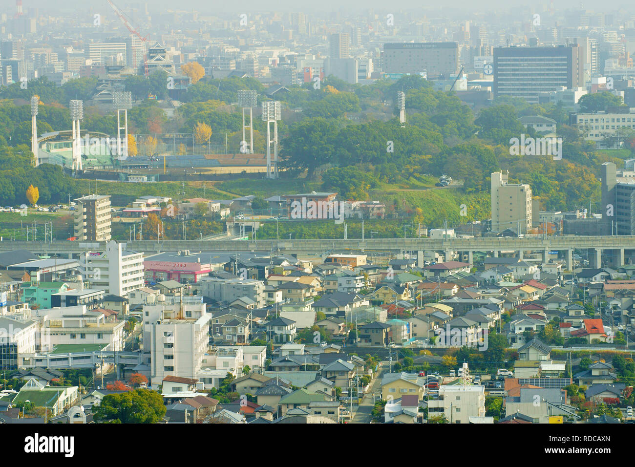 Castello di Kumamoto e Kumamoto City Hall in riparazione, Prefettura di Kumamoto, Giappone Foto Stock