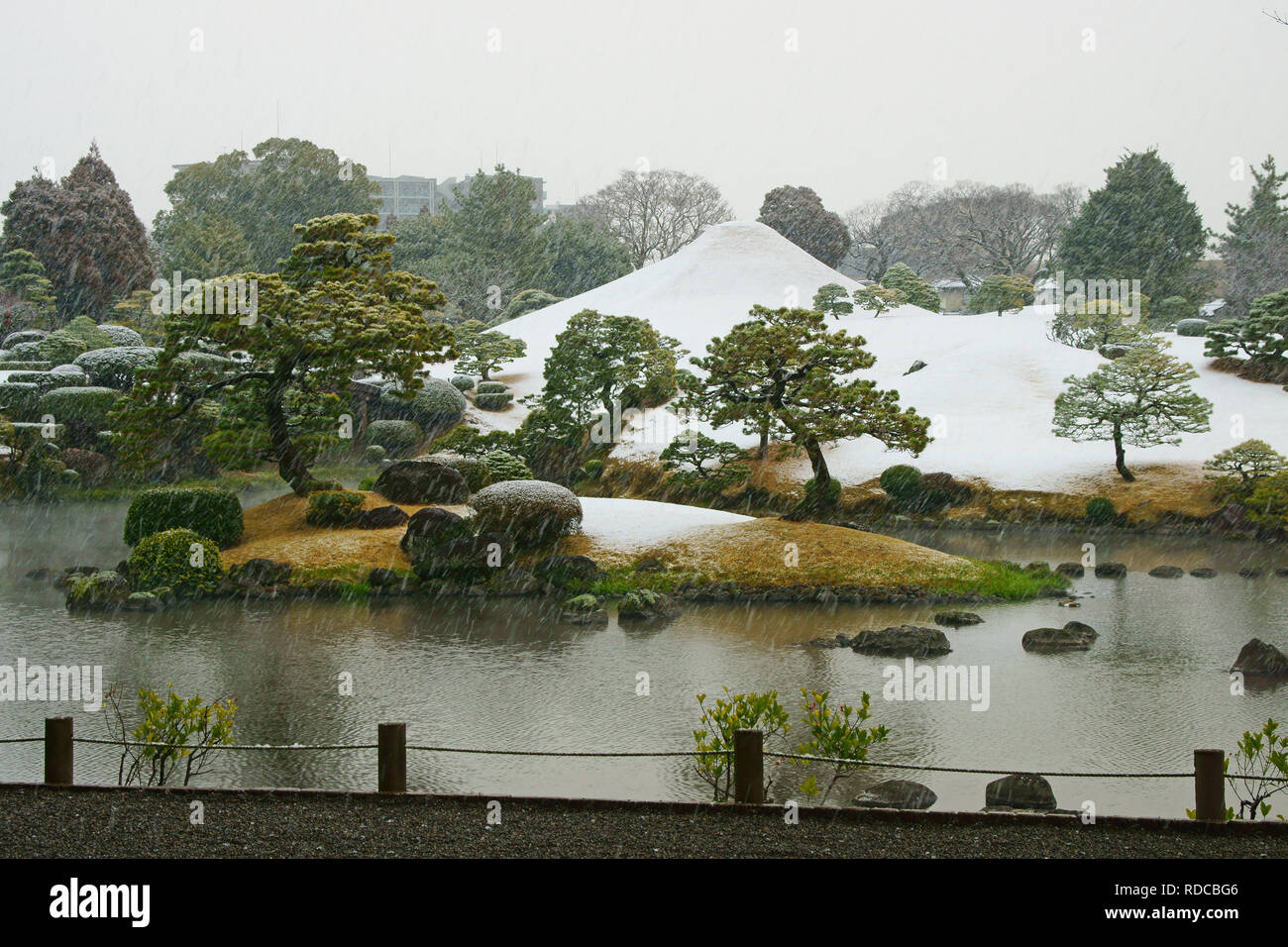 La neve cade su Suizenji Jojuen giardino, Prefettura di Kumamoto, Giappone Foto Stock