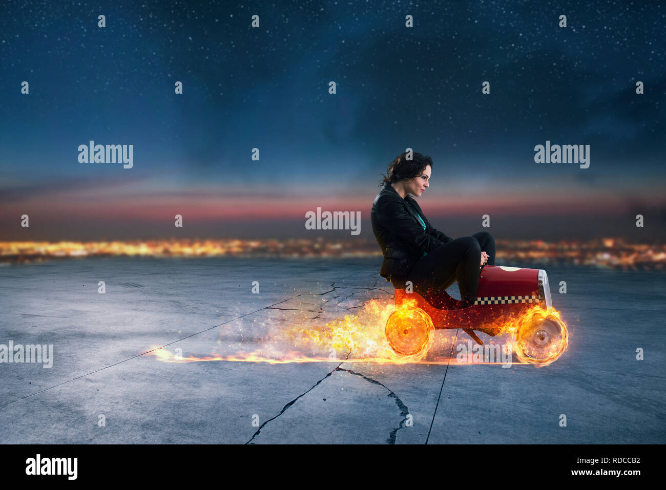 Imprenditrice veloce con una vettura vince contro i concorrenti. Concetto di successo e la concorrenza Foto Stock