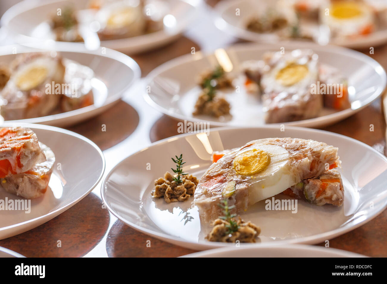 Aspic- gelificata coniglio con uovo e verdure Foto Stock