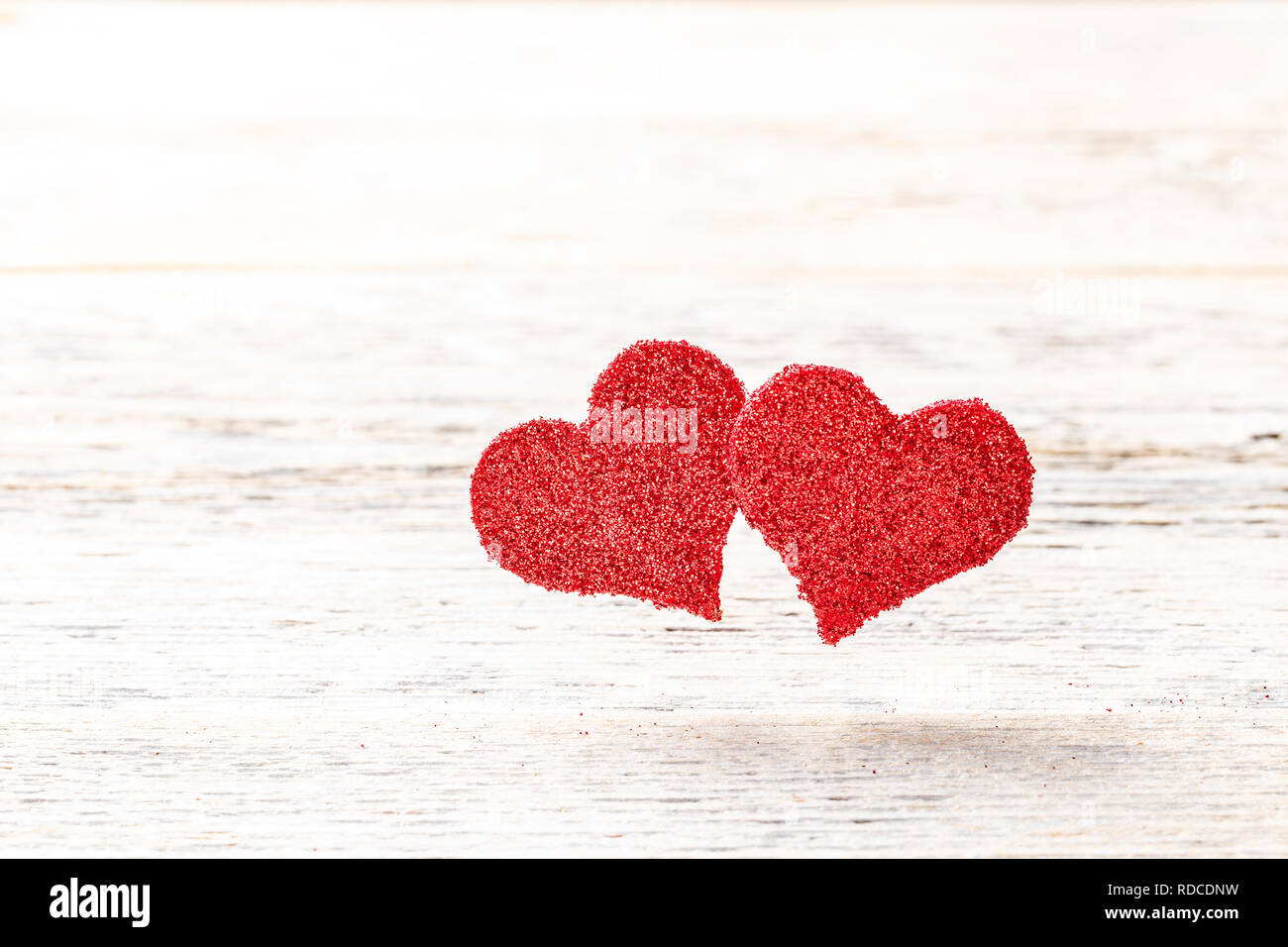 Cuore rosso forma galleggiano in aria, lo spazio per il testo Foto Stock