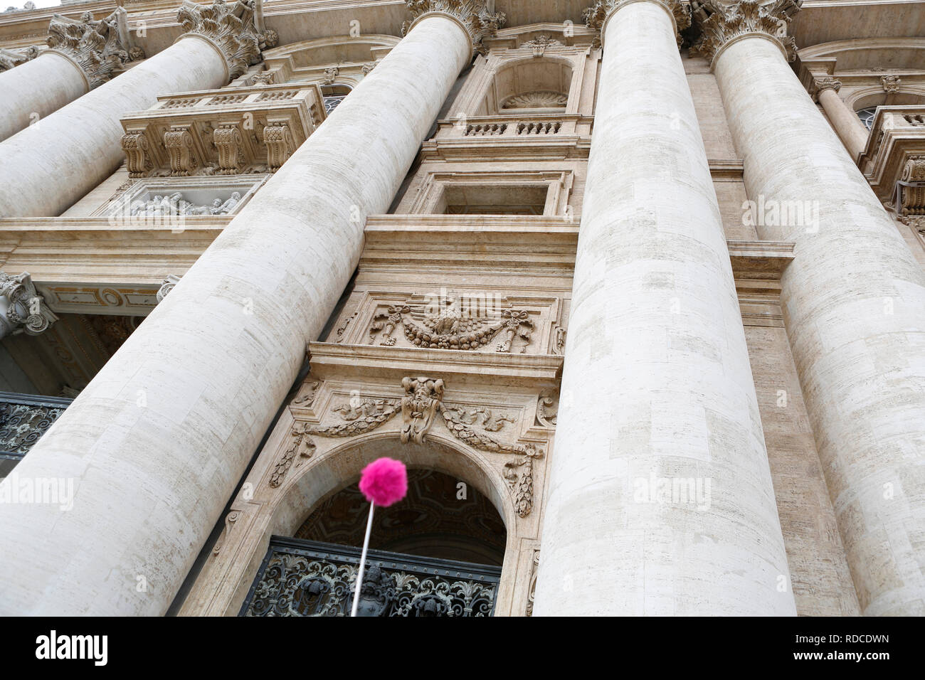Guida turistica di disegno, ingresso alla Basilica di San Pietro, i Musei Vaticani, Città del Vaticano, Italia Foto Stock
