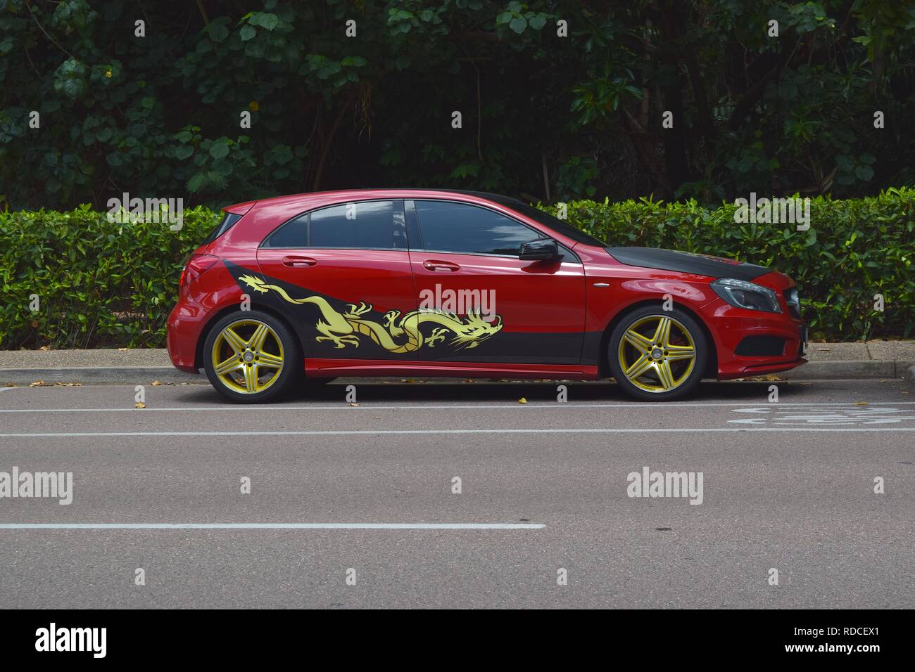 Auto rossa con drago personalizzati pittura Foto Stock