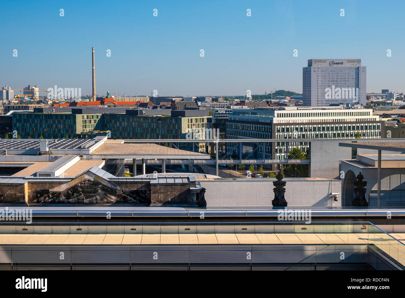 Berlin, Berlin stato / Germania - 2018/07/31: vista panoramica del nord dei quartieri di Berlino con il Campus Charite Mitte reparto di Neonatologia Foto Stock