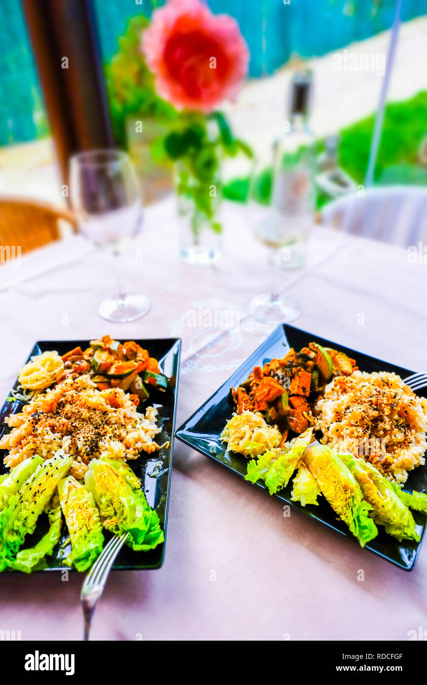 Impostare il corso principale di riso marrone con gomashio (semi di sesamo e sale), tempe macerato con verdure, cos la lattuga e sauerkrautt. Macrobiotica ricetta. Foto Stock