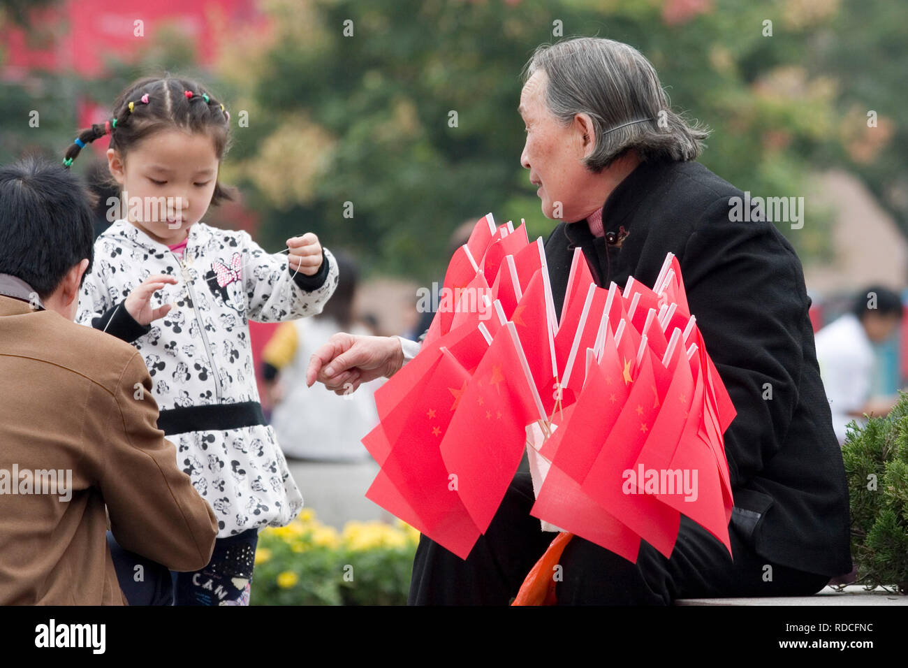 Signora vendita Bandiere cinesi in Xian Cina Foto Stock